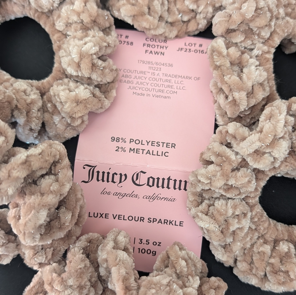 Juicy Couture Luxe Velour Sparkle Scrunchie - Frothy Fawn